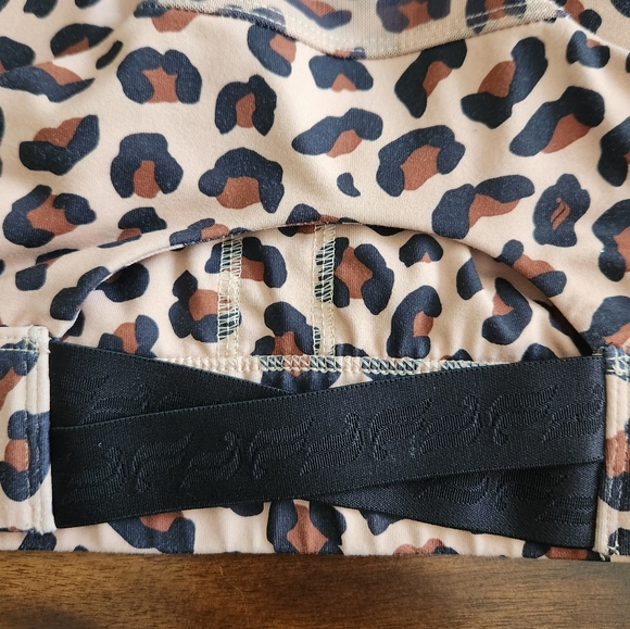 Fabletics Animal Print/Leopard Sports Bra - Medium - Picture 3 of 9